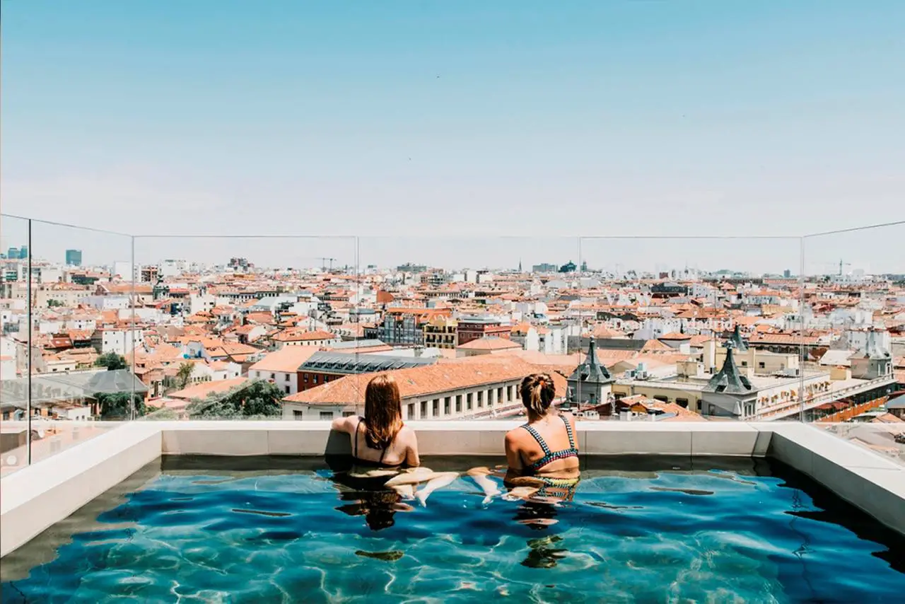 גג בריכת מלון במדריד